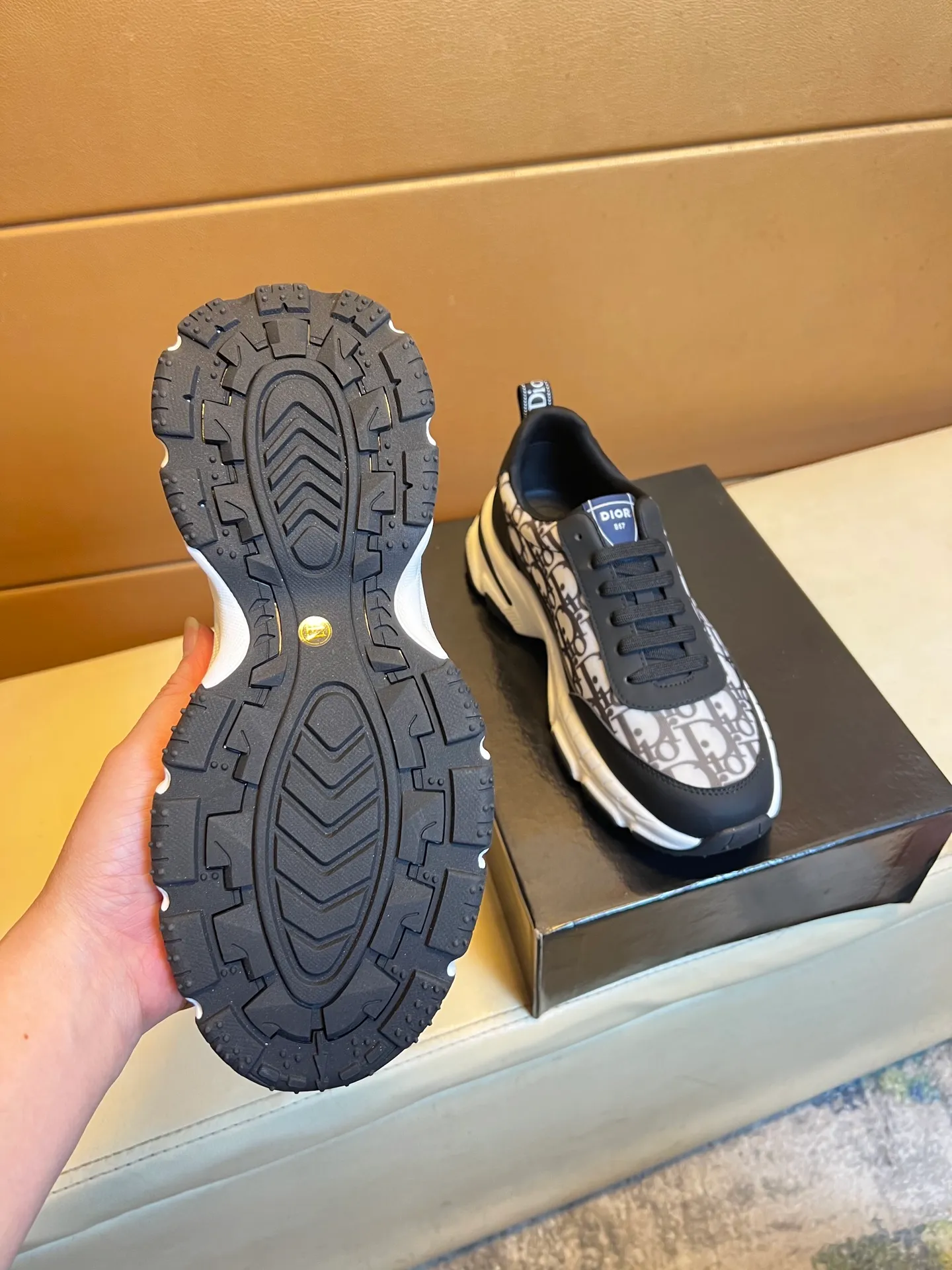 Men's men's shoes💰440💰👑👑Dior original quality.~ Unique modern style sneakers. 🏃A must-have casual shoe for trendy men😍😍 Original brand imported from Italy, imported original leather, sheep lining (refuses to discolor and grind feet) Sole: Original sole provided by the original factory, French lazy style design ⚠️Fit to the feet, original quality, super comfortable original sole. It’s like shooting the real thing 🎬The real thing is better, high-quality sneakers wan men’s shoe size: 38-44